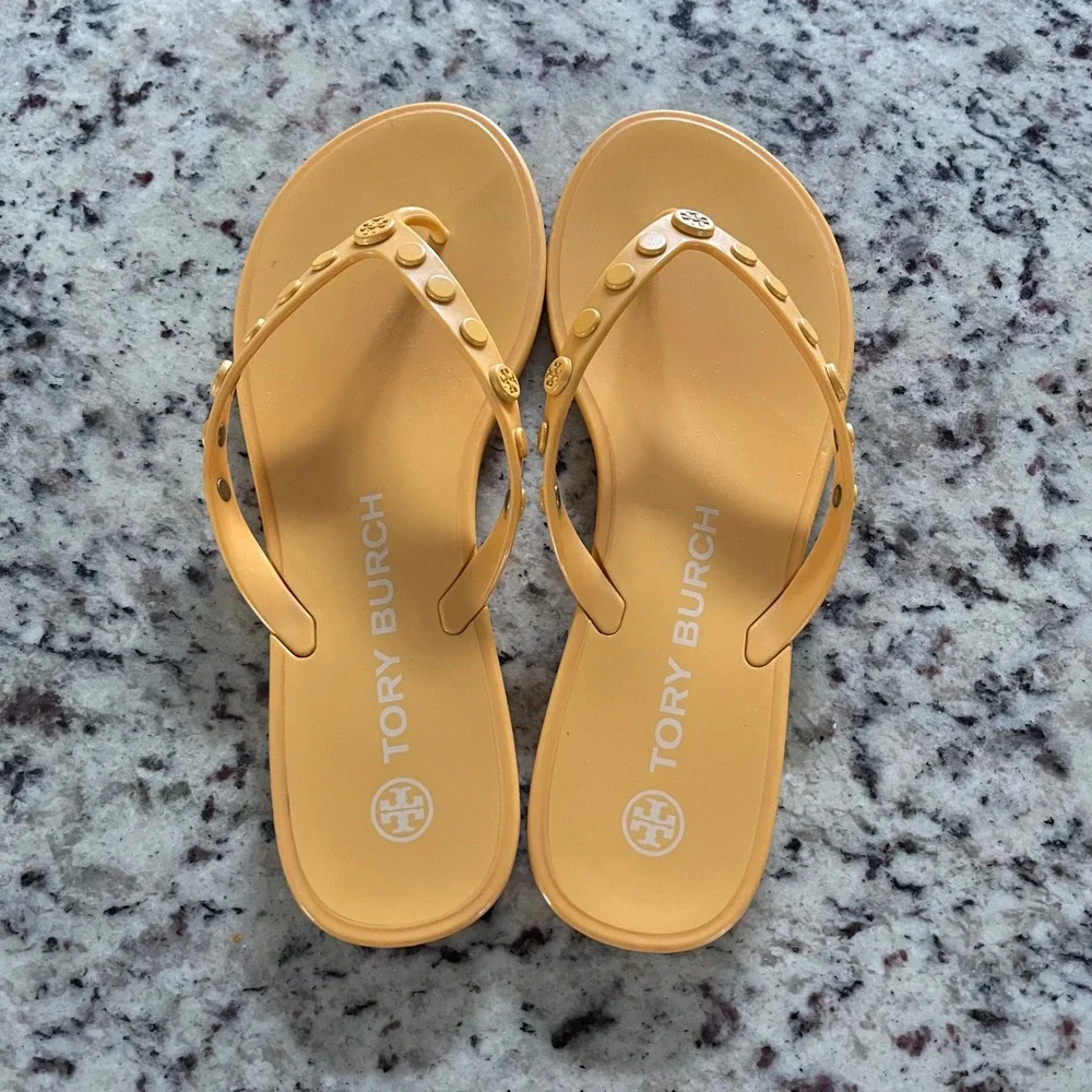 Tory Burch Jelly Flip Flops Womens 7 Yellow Studded Logo Medallion Beach Sandals